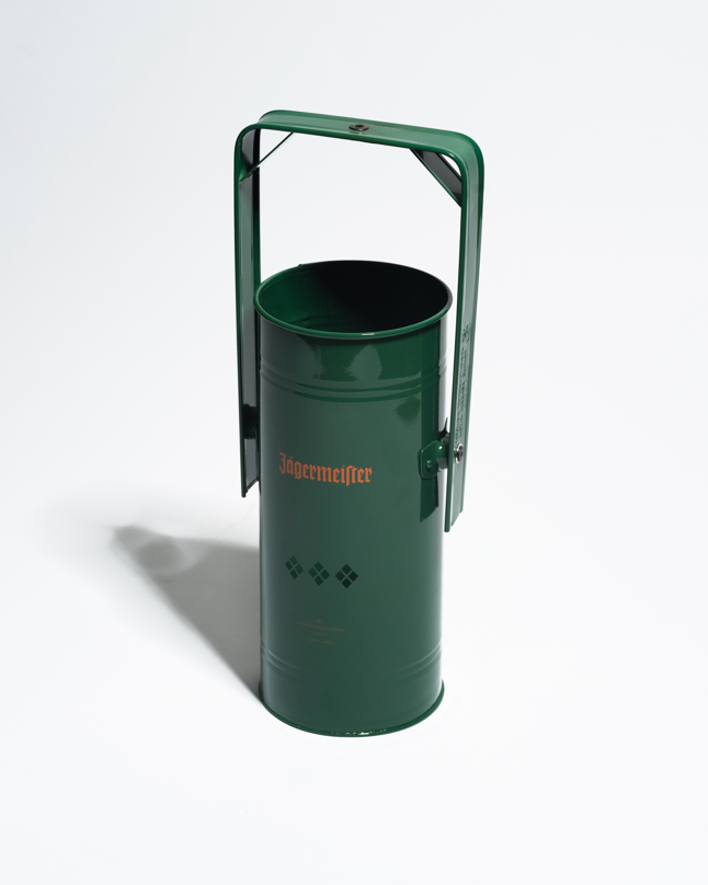 Brûle-encens en métal vert avec poignée et logo Jägermeister orange sur fond blanc