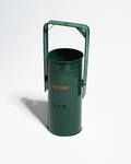 Brûle-encens en métal vert avec poignée et logo Jägermeister orange sur fond blanc