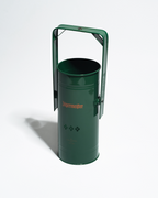 Brûle-encens en métal vert avec poignée et logo Jägermeister orange sur fond blanc