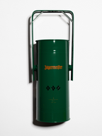 Brûle-encens en métal vert avec poignée et logo Jägermeister orange sur fond blanc