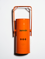 Brûle-encens en métal orange avec poignée et logo Jägermeister vert sur fond blanc