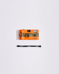 Appareil photo jetable orange avec le marquage « Jägermeister » sur fond blanc