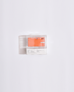 appareil photo orange dans un emballage plastique transparent sur fond blanc