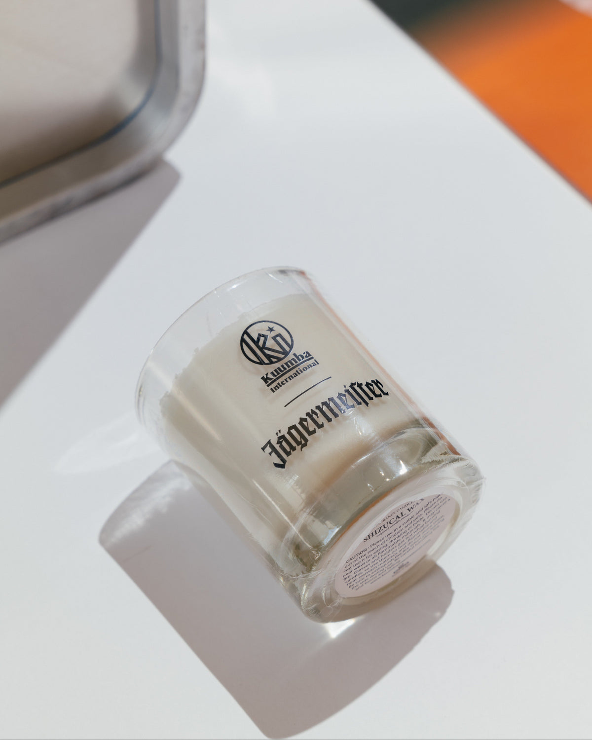 Bougie Jägermeister sur une surface blanche