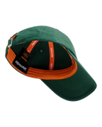 Casquette de baseball Jägermeister verte avec un logo de marque visible à l’intérieur de la casquette.