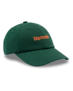 Casquette dad verte Jägermeister avec logo wordmark orange Jägermeister sur le devant.