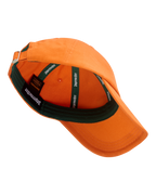 Casquette de baseball Jägermeister orange avec visière verte.