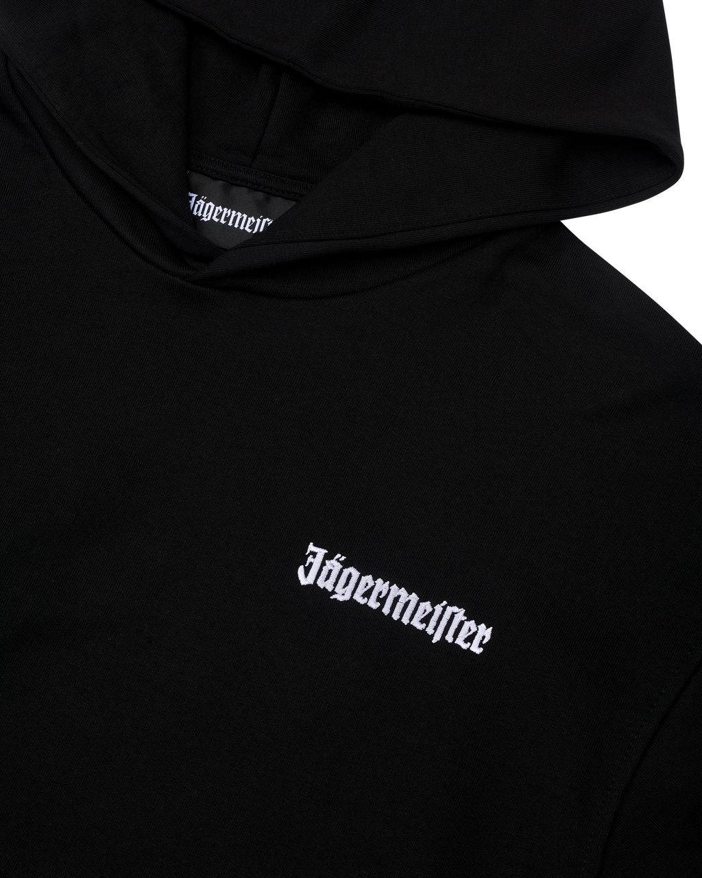 Sweat à capuche noir avec logo blanc Jägermeister sur la poitrine.