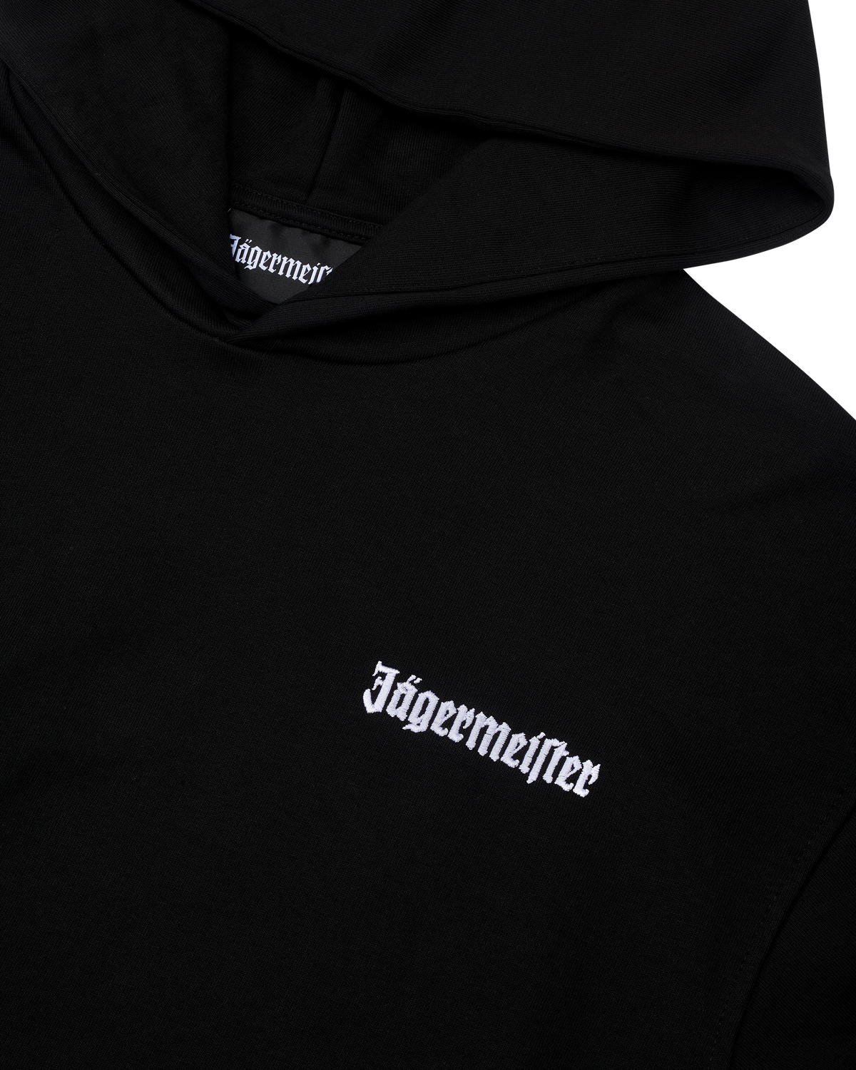 Sweat à capuche noir avec logo blanc Jägermeister sur la poitrine.