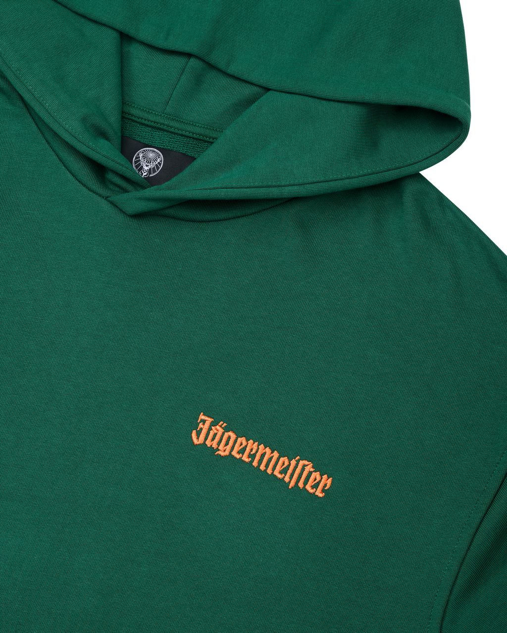Sweat à capuche vert avec un logo Jägermeister orange sur la poitrine.