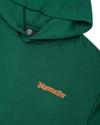 Sweat à capuche vert avec un logo Jägermeister orange sur la poitrine.