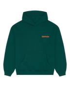 Sweat à capuche vert avec un logo orange de la marque sur la poitrine.