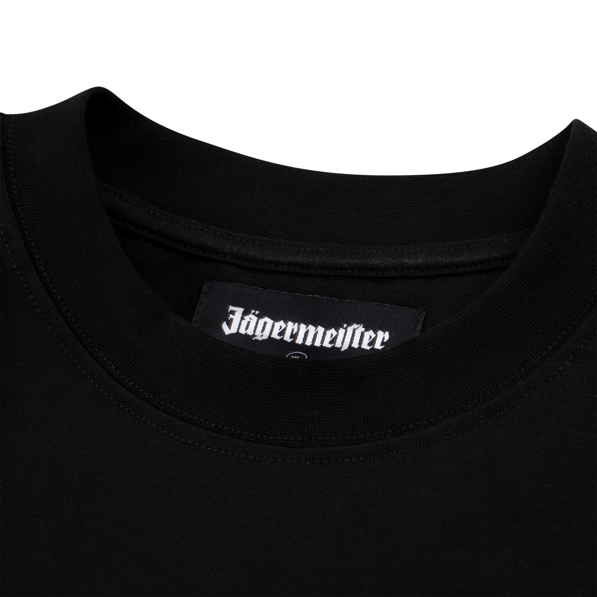 Gros plan sur le col d’un T-shirt noir Jägermeister avec une étiquette tissée du logo Jägermeister à l’intérieur de l’encolure.