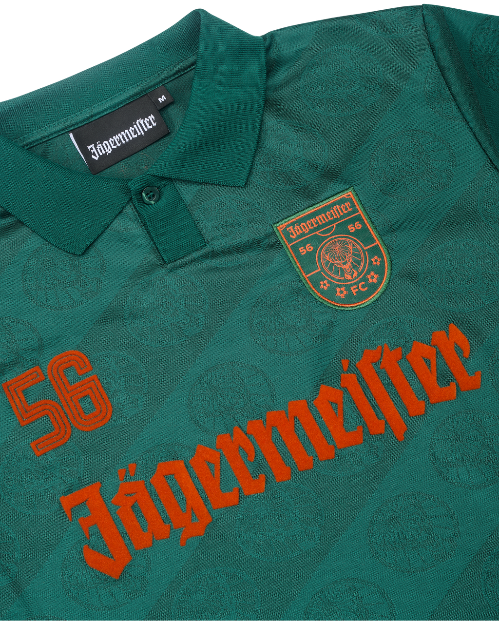 Gros plan sur un maillot vert avec la marque Jägermeister.