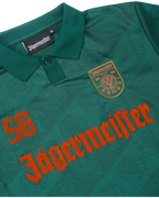 Gros plan sur un maillot vert avec la marque Jägermeister.