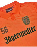 Maillot orange avec la marque Jägermeister.