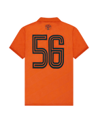 Maillot orange avec le numéro noir 56 au dos du maillot.