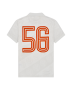 Maillot blanc avec le motif orange « 56 » au dos.