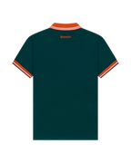 Polo Jägermeister vert avec liserés orange.