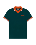 Polo Jägermeister vert avec accents orange.