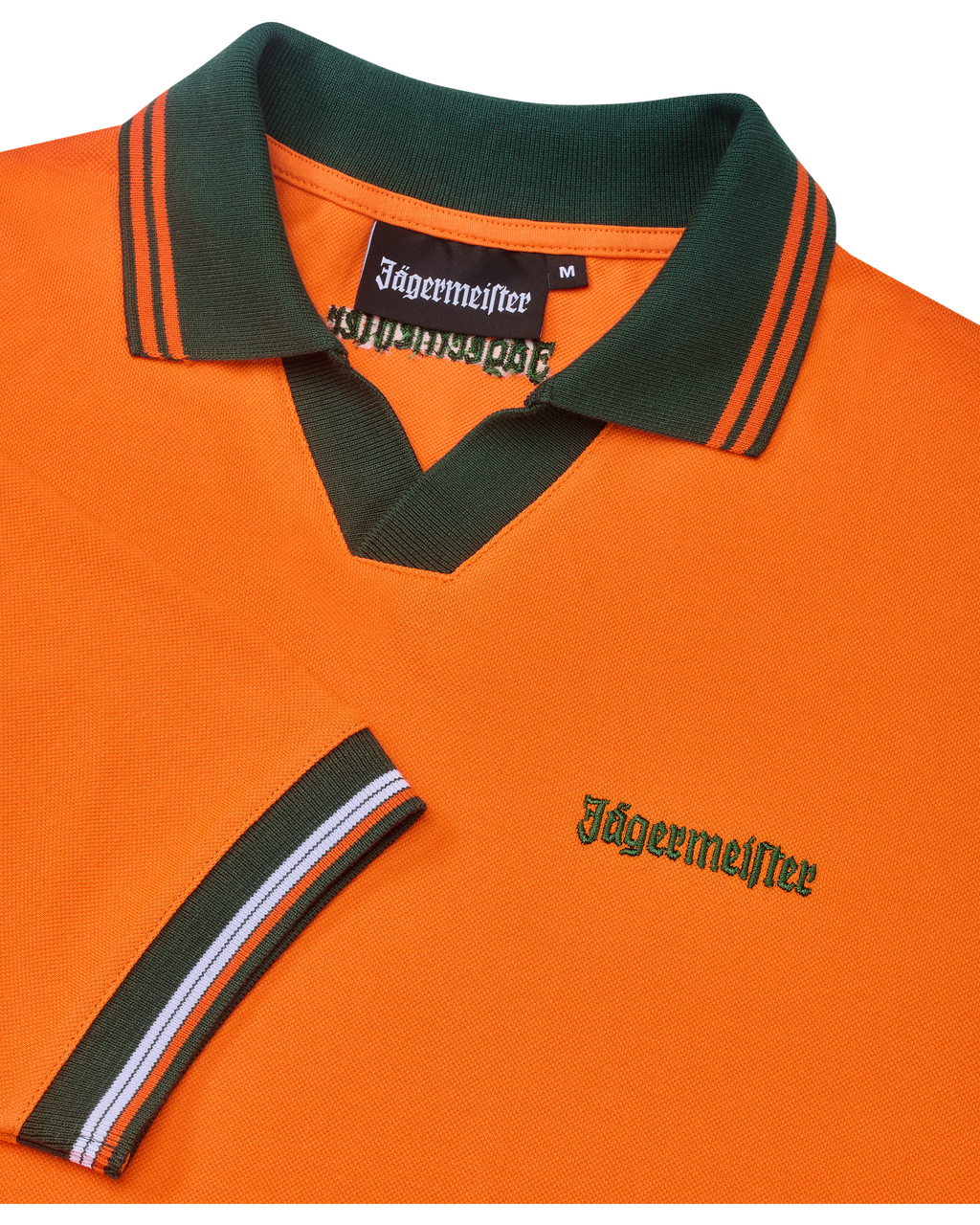 Polo Jägermeister orange avec col vert et liserés orange, avec branding Jägermeister vert.