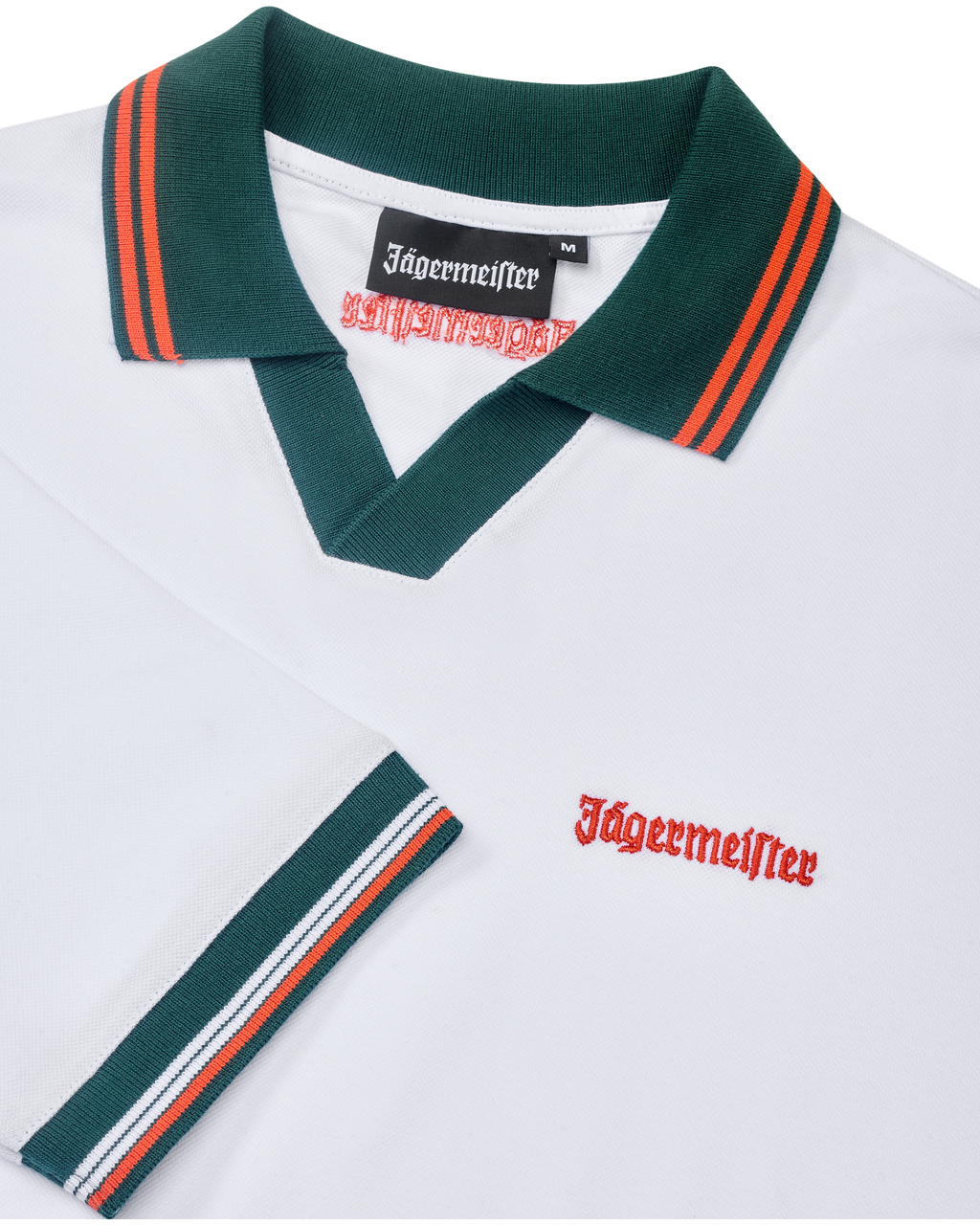 Polo Jägermeister blanc avec col vert et liserés orange, avec branding Jägermeister orange.
