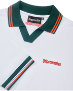Polo Jägermeister blanc avec col vert et liserés orange, avec branding Jägermeister orange.