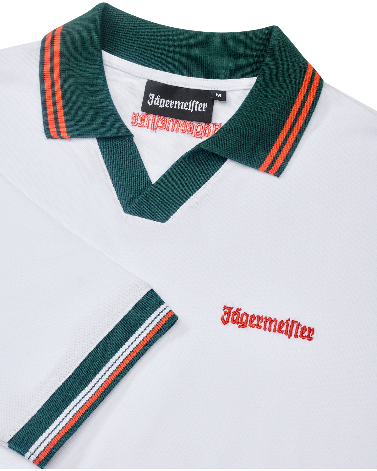 Polo Jägermeister blanc avec col vert et liserés orange, avec branding Jägermeister orange.