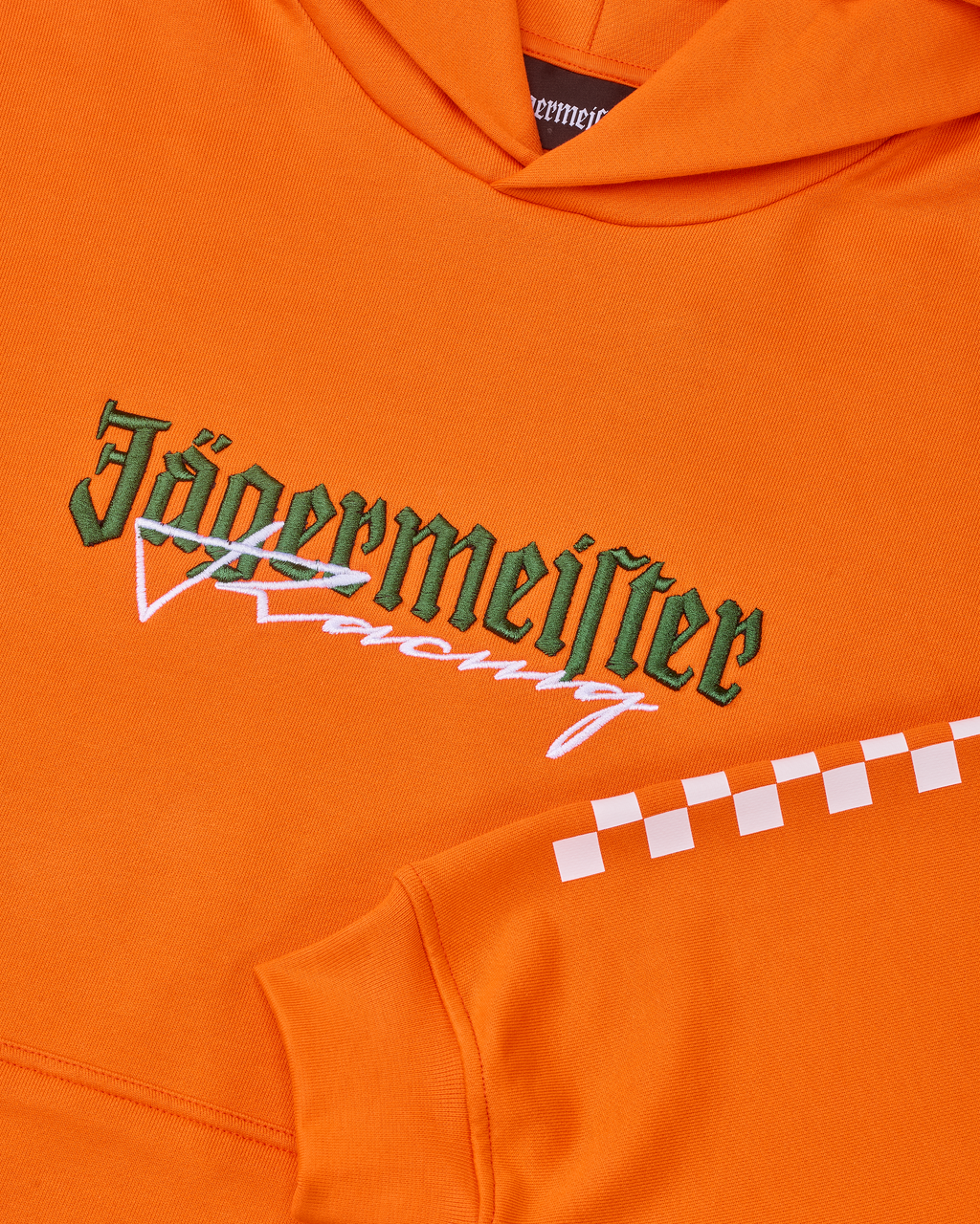 Sweat à capuche orange avec logo Jägermeister Racing blanc et vert.