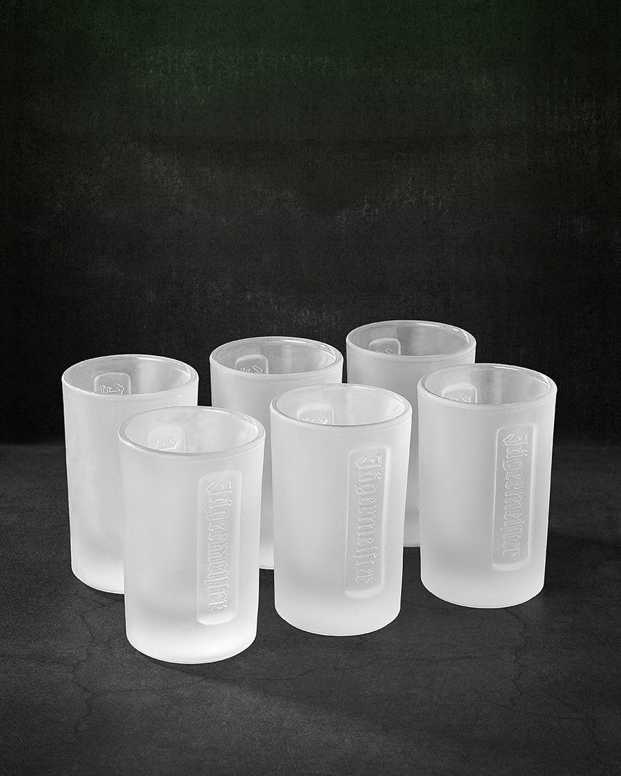 Lot de six verres à shot Jägermeister blancs sur fond noir