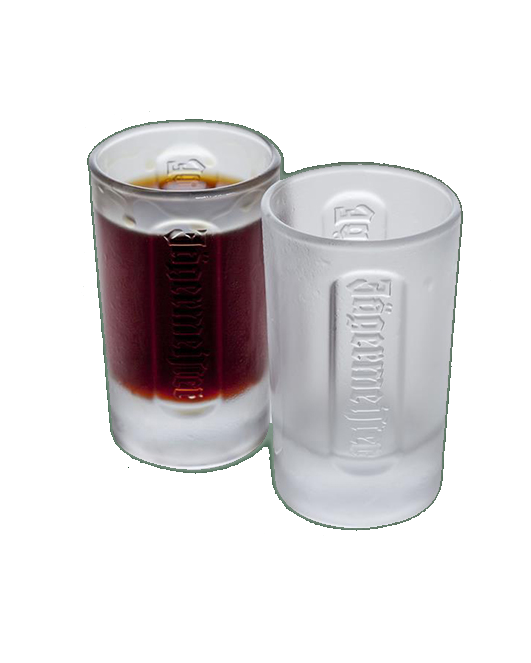 Deux verres à shot Jägermeister blancs contenant un liquide foncé