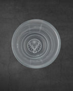 Verre à shot Jägermeister blanc vu de dessus avec le logo du cerf sur le fond
