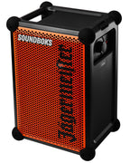 Haut-parleur portable Soundboks orange et noir avec la marque « Jägermeister »